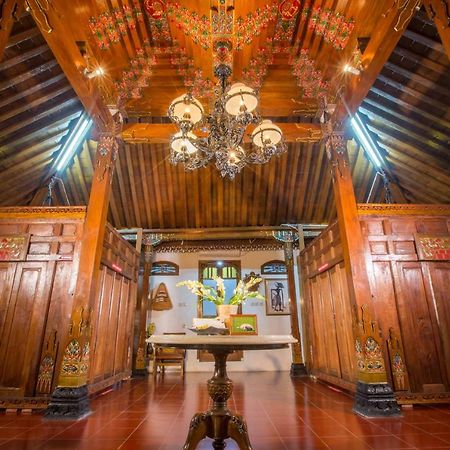 Villa Joglo Yudhistira à Sleman  Extérieur photo