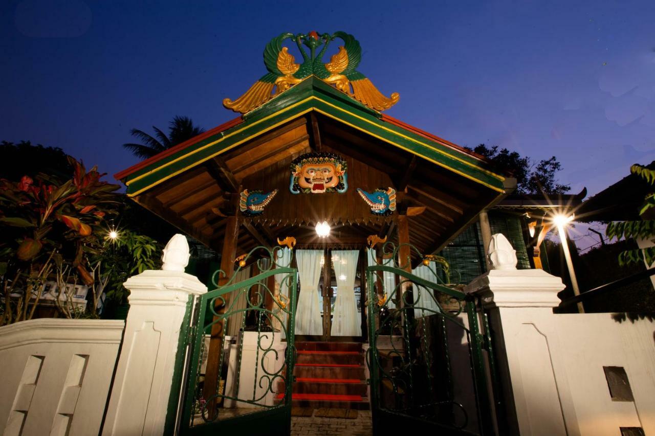 Villa Joglo Yudhistira à Sleman  Extérieur photo