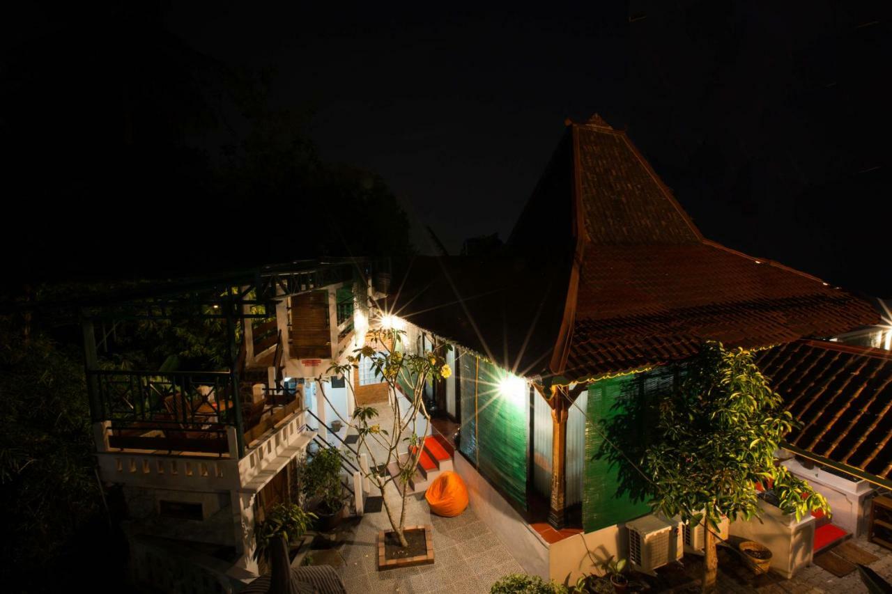 Villa Joglo Yudhistira à Sleman  Extérieur photo