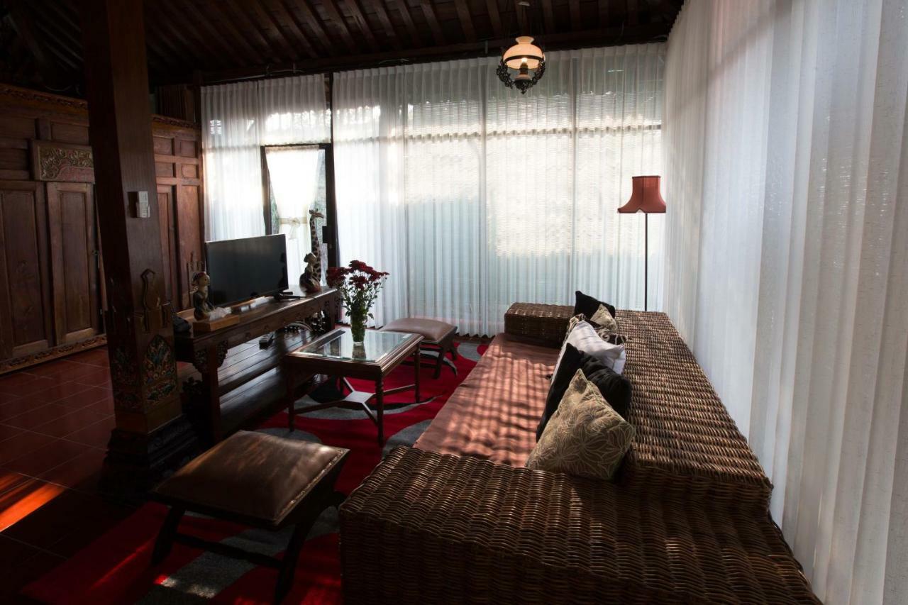 Villa Joglo Yudhistira à Sleman  Extérieur photo