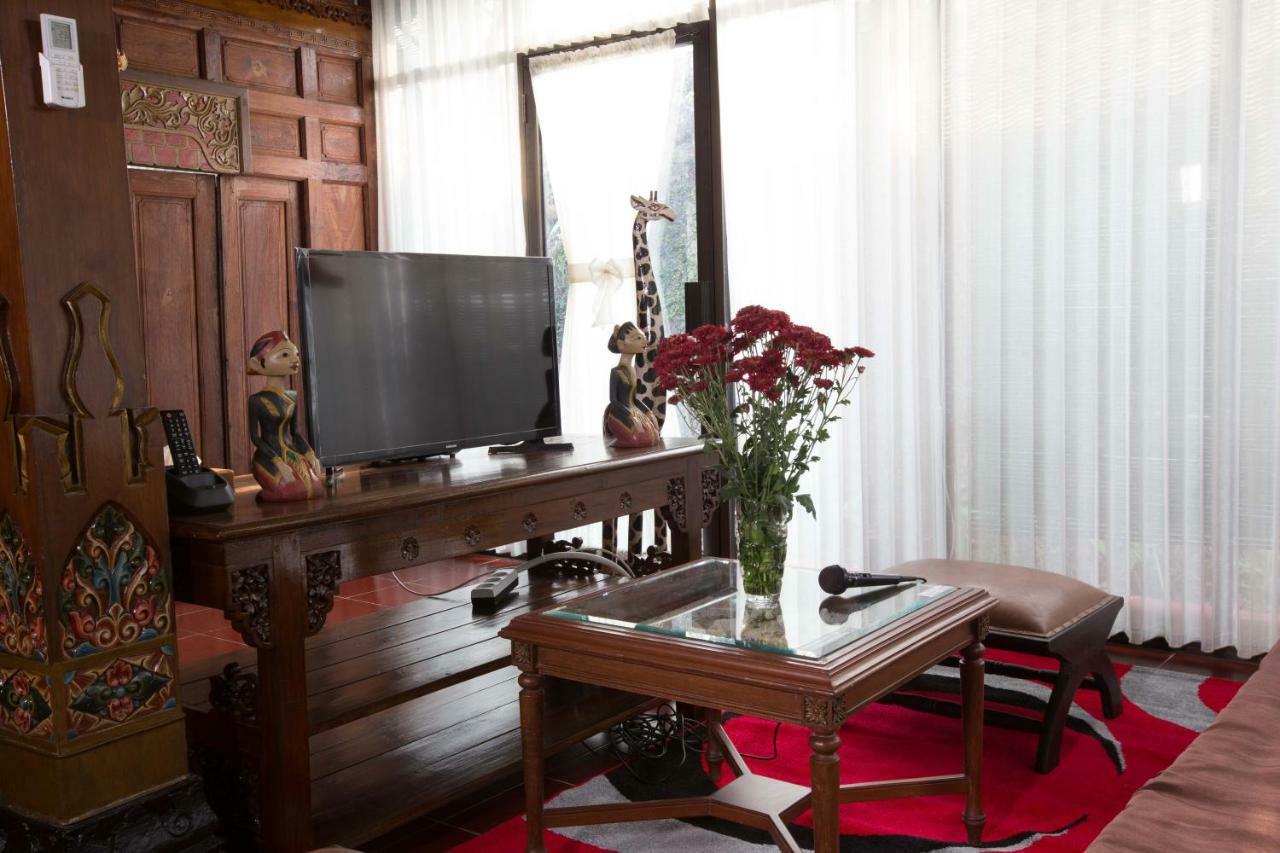 Villa Joglo Yudhistira à Sleman  Extérieur photo