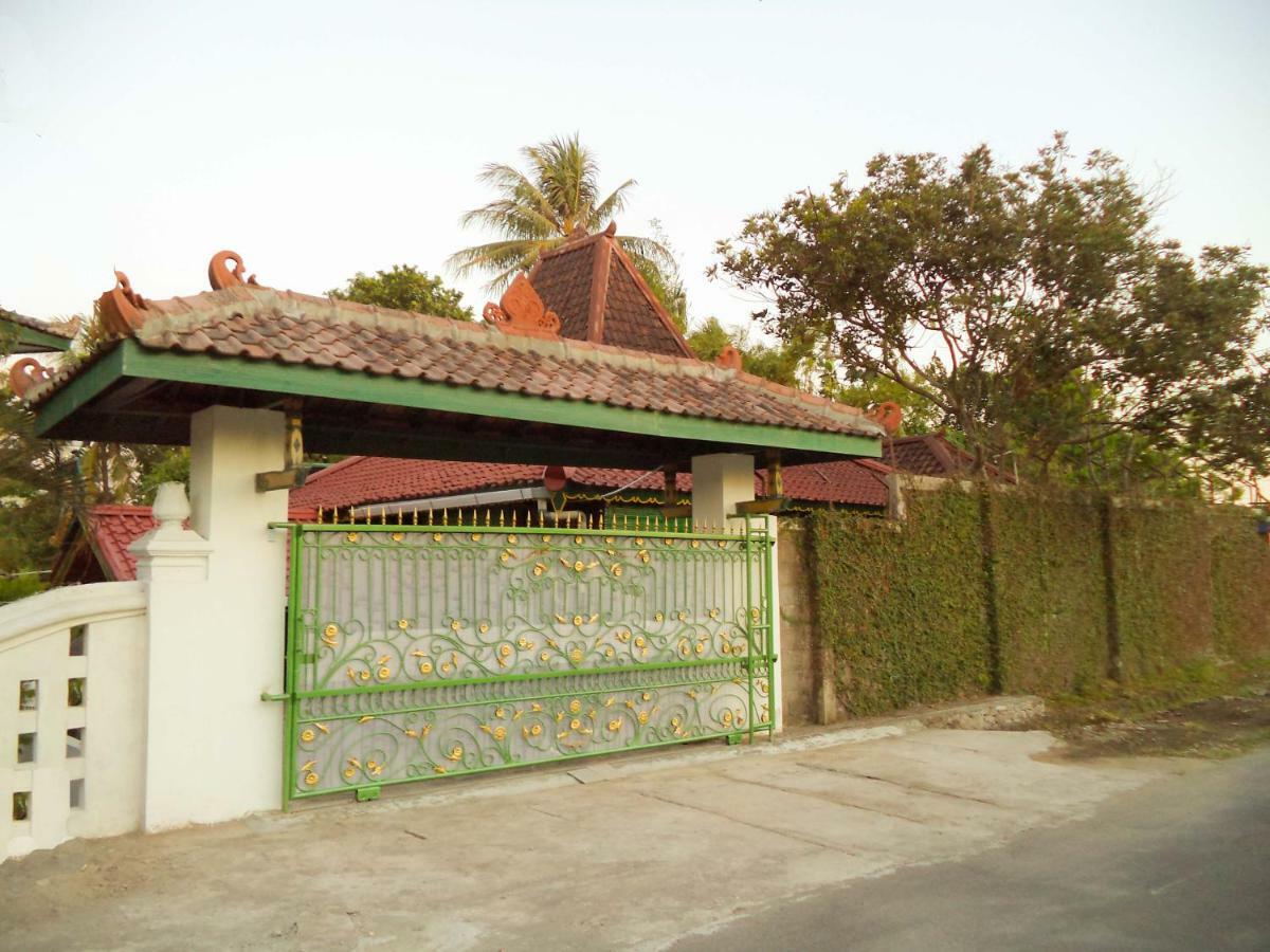Villa Joglo Yudhistira à Sleman  Extérieur photo