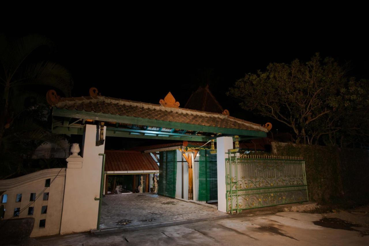 Villa Joglo Yudhistira à Sleman  Extérieur photo